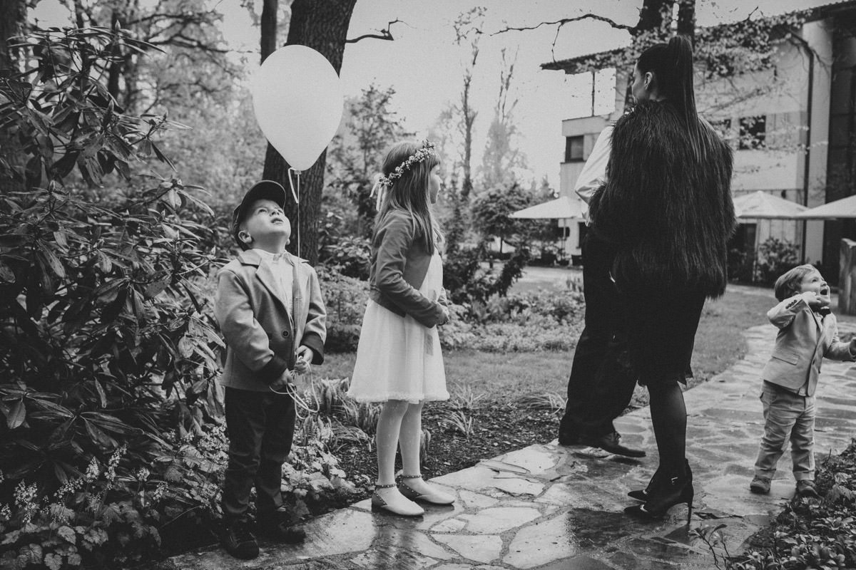 dzieci bawiace sie balonem