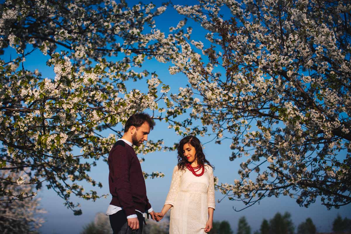 zdjęcia ślubne w sadzie wiśni